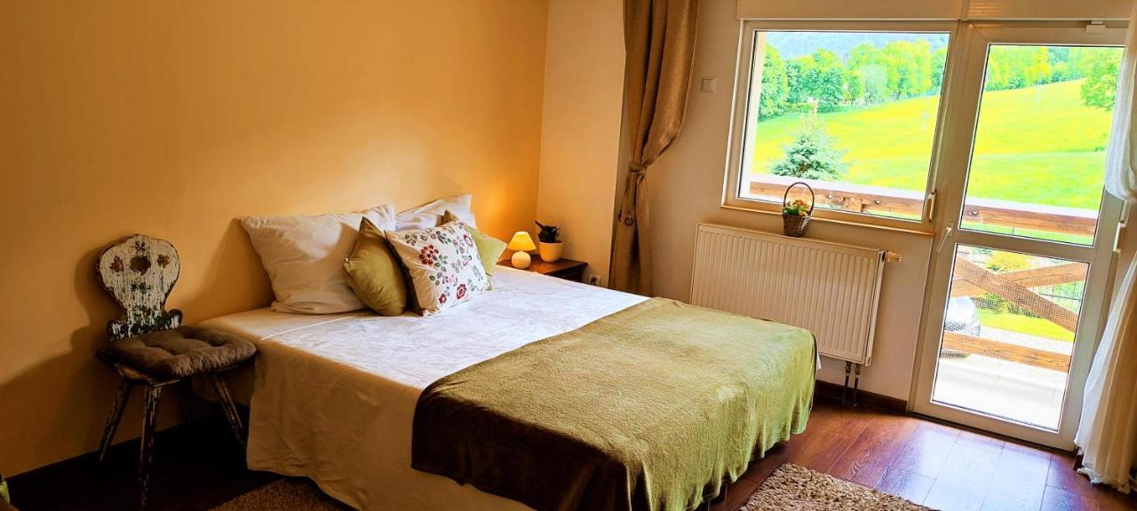 Gorski Widok Karpacz Apartamenty I Pokoje- Salon Kominkowy Luaran gambar